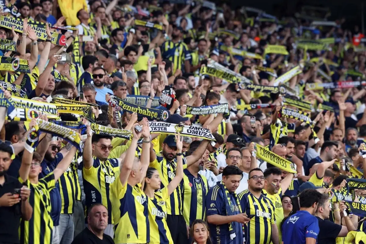 Fenerbahçe taraftarı mağlubiyetin faturasını bir kişiye kesti: Bu takımdan git artık