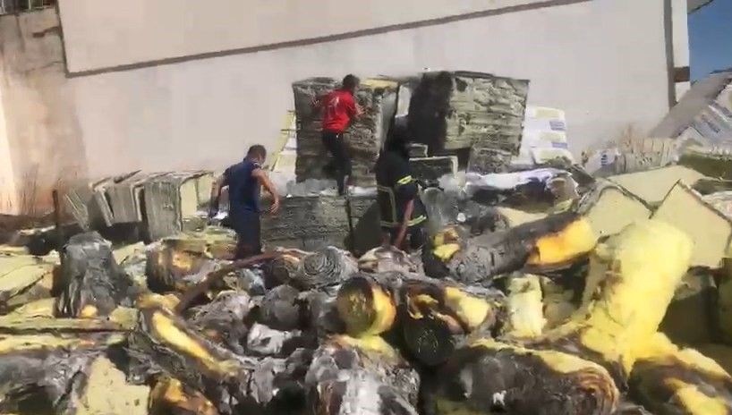 Yalıtım malzemeleri deposunda yangın