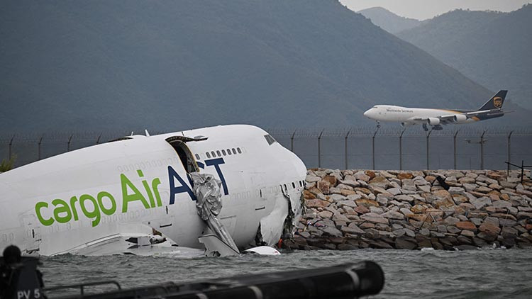 Kargo uçağı denize sürüklendi: 2 can kaybı