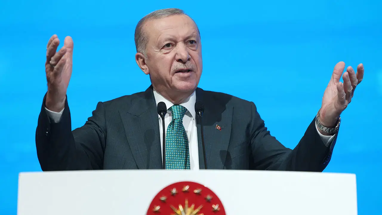 erdogan ozgur ozeli hedef aldi biz az soyledik o cok anlasin DGR1Jr7a.jpg