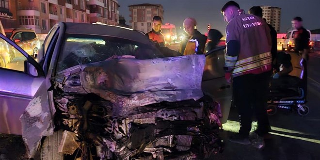 hatayda otomobil ile minibus carpisti cok sayida yarali var XZOmUpCg.jpg