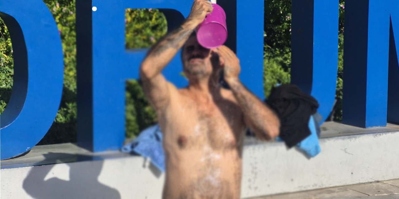 su kesintisine isyan etti kent meydaninda banyo yapti kxZL2atO.jpg