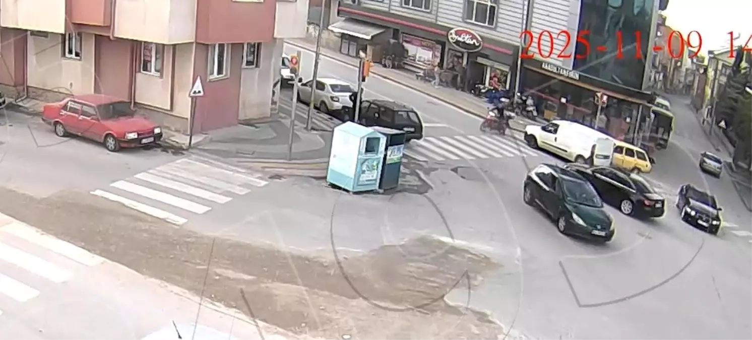 Kütahya’da kuryeye yaya geçidinde otomobil çarptı